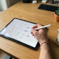 Instrukcja krok po kroku: Przekazywanie i filtrowanie złożonych struktur JSON pomiędzy węzłami w n8n