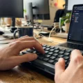 Jak bezpłatnie połączyć n8n z bazą PostgreSQL i bezpiecznie przekazywać parametry z zapytań SQL