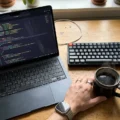 Jak piszę własne skrypty w Node.js, które oszczędzają mi 5 godzin powtarzalnej pracy w każdym tygodniu