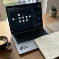 Jak skonfigurować architekturę Queue Mode (Redis + n8n Workers) dla wysokiego obciążenia i tysięcy zadań