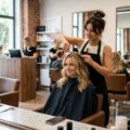 Jak zdobyć tłumy klientów do salonu fryzjerskiego? Sprawdź, ile naprawdę kosztuje SEO i dlaczego ta inwestycja zwróci Ci się z nawiązką